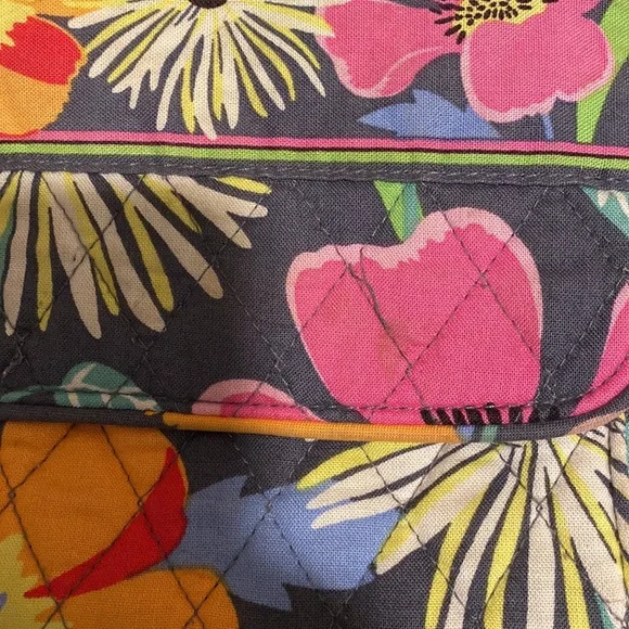 VERA BRADLEY floral adjustable crossbody purse. Pockets everywhere! Pretty!! - Picture 15 of 16
